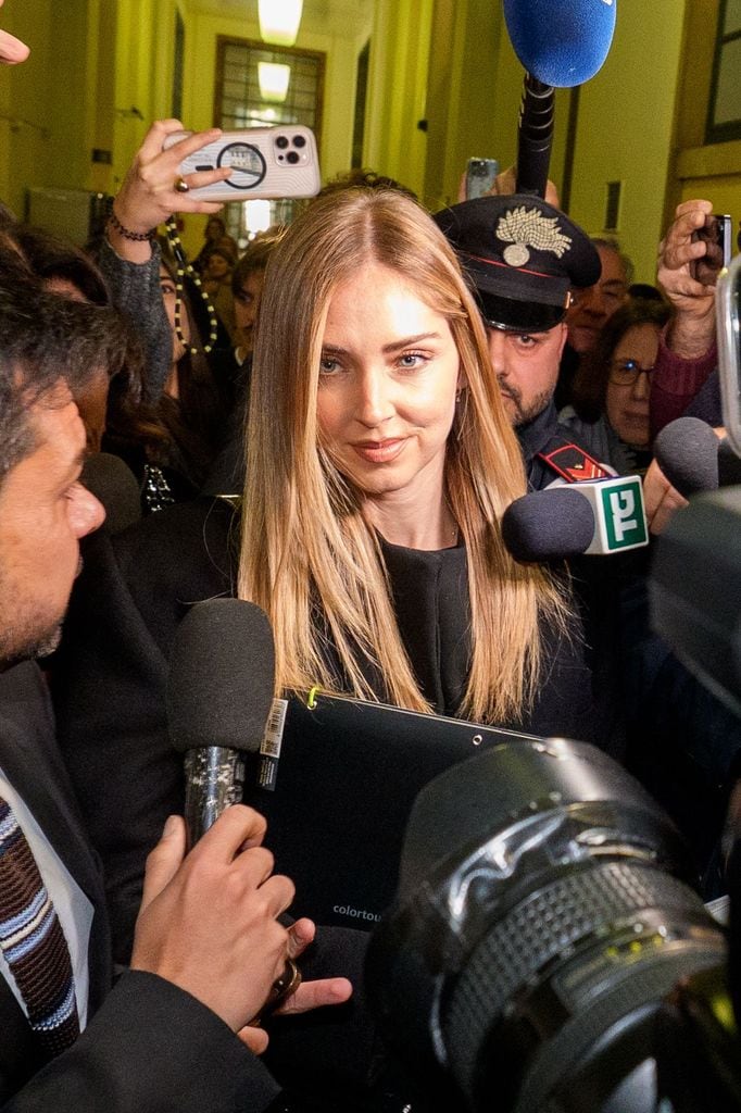 Chiara Ferragni habló brevemente a la prensa tras su salida del Tribunal en Milán.
