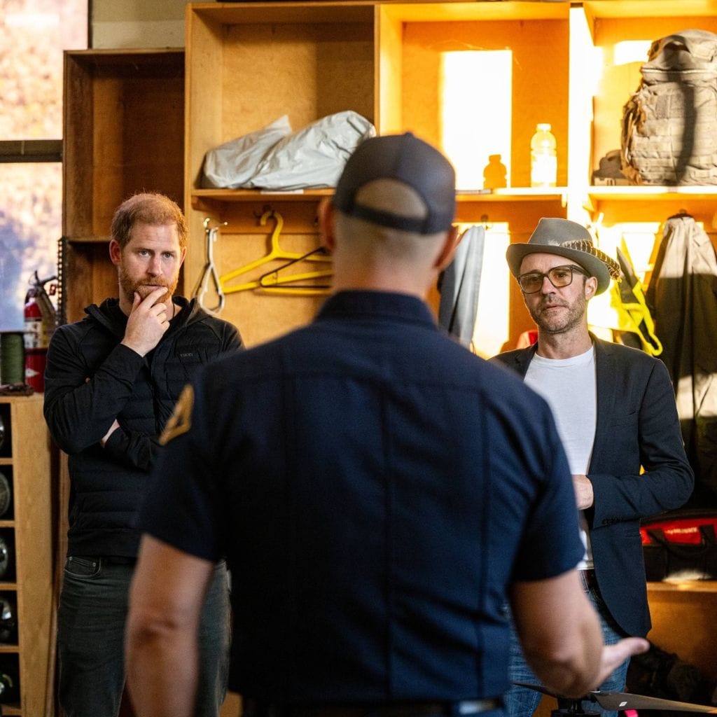 El príncipe Harry, duque de Sussex, y John Mills, cofundador y CEO de Watch Duty, pasaron tiempo en las estaciones de bomberos locales de Santa Bárbara viendo las realidades que entran en la respuesta de emergencia: revisando camiones de cepillos y todoterreno de rescate, así como drones de búsqueda y rescate térmicos