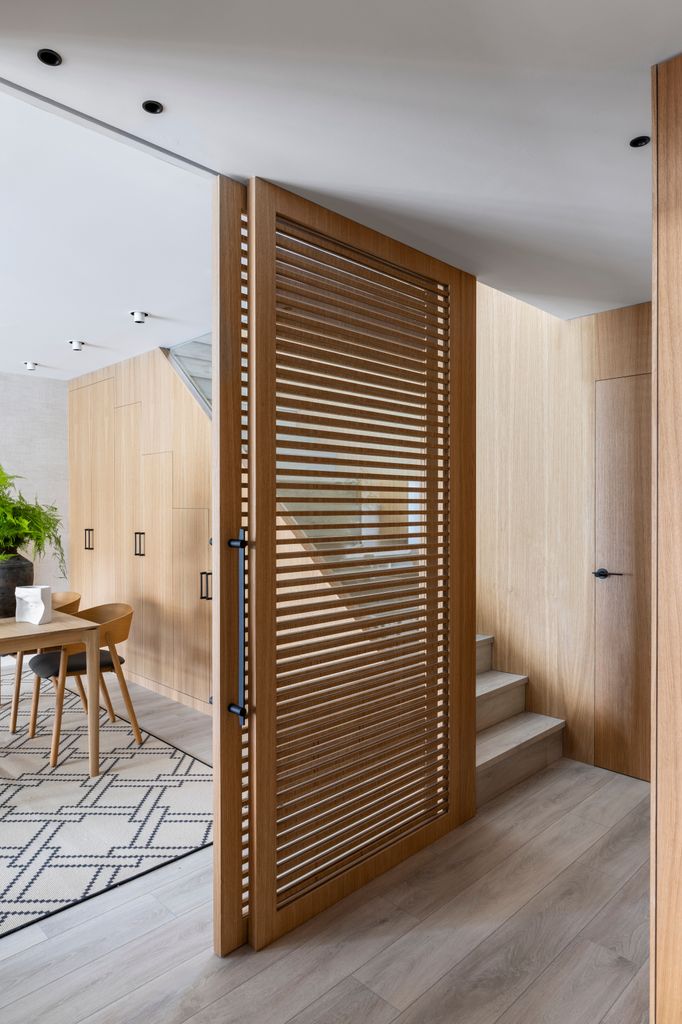 Puerta corredera con lamas horizontales de madera. 