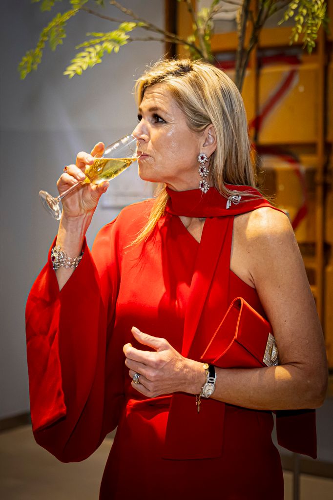 La reina Máxima vestida de Valentino, luciendo los impresionantes pendientes de rubíes