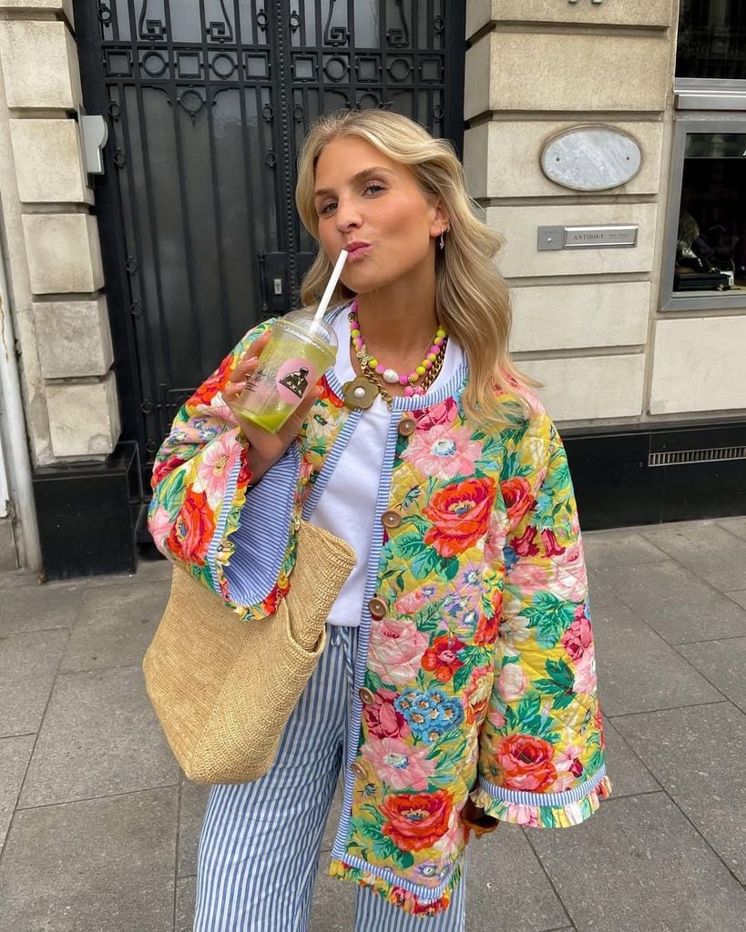 influencer con chaqueta de flores y capazo