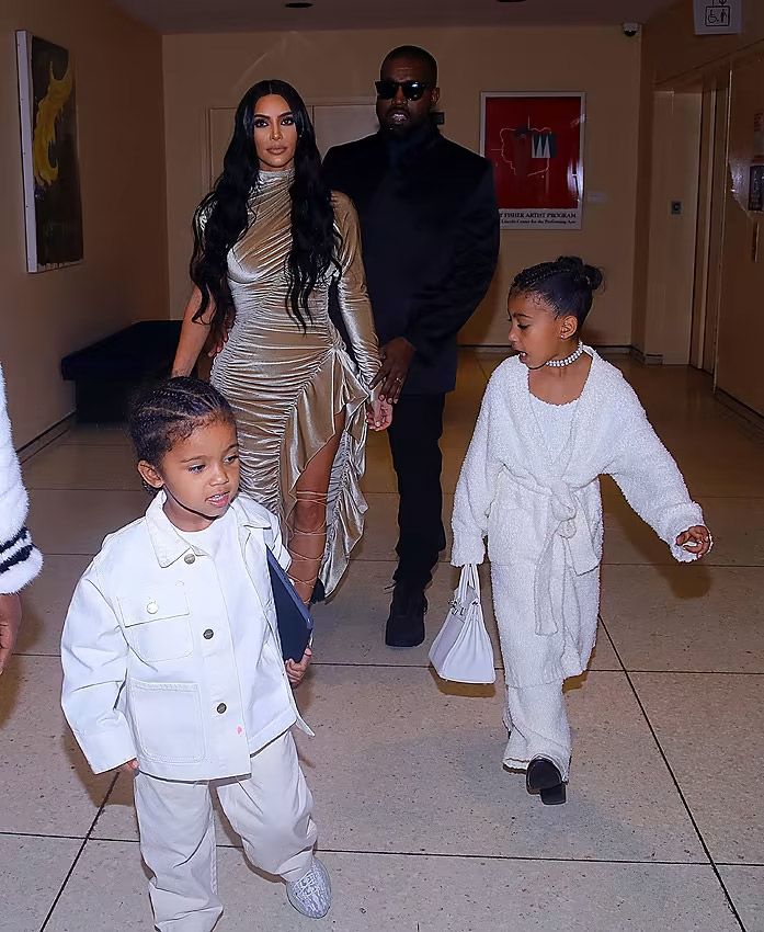 Kim Kardashian y Kanye West con sus hijos