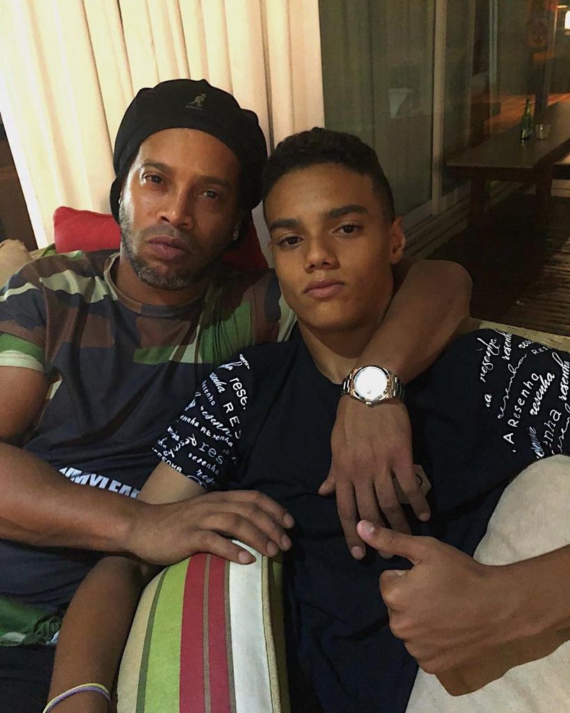 Ronaldinho con su hijo João Mendes de Assis Moreira.