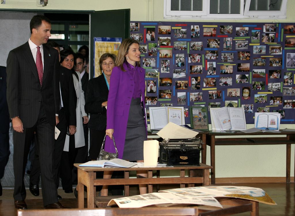 Los entonces príncipe Felipe y princesa Letizia visitan el colegio La Gesta en Oviedo, donde ella estudió más de tres décadas atrás (23 de octubre de 2008).