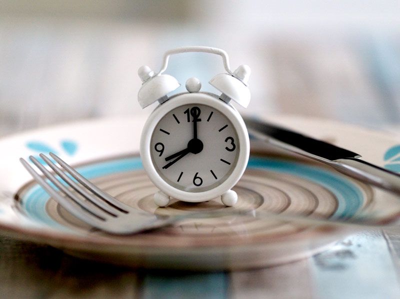 Reloj sobre plato
