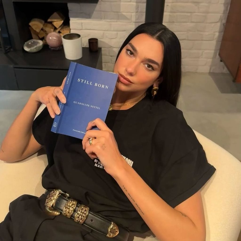Dua Lipa recomienda una lectura en su podcast