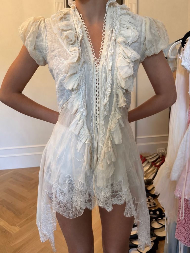 El vestido Balenciaga en Olivia Rodrigo antes de salir al escenario.
