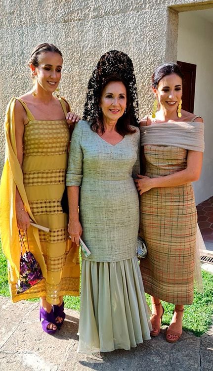 Madrina de boda con mantilla y hermanas de la novia