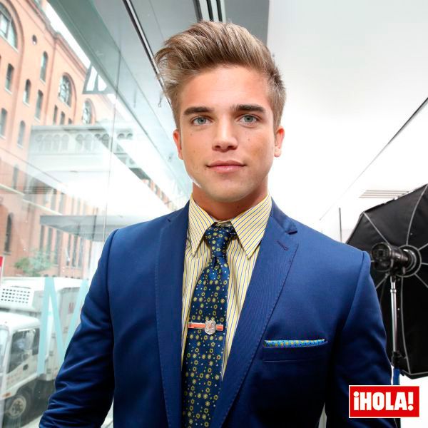 River Viiperi, el modelo español ex de Paris Hilton, con un conjunto sastre en azul con camisa amarilla de rayas durante la presentación de la colección de Nick Graham.
