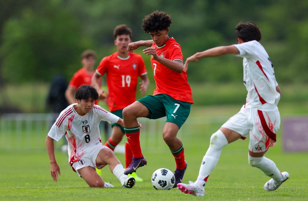Junior jugó su primer partido como seleccionado de Portugal al enfrentarse al equipo de Japón como parte del torneo juvenil Vlatko-Markovic U15, en Sveti Martin na Muri, en Croacia.