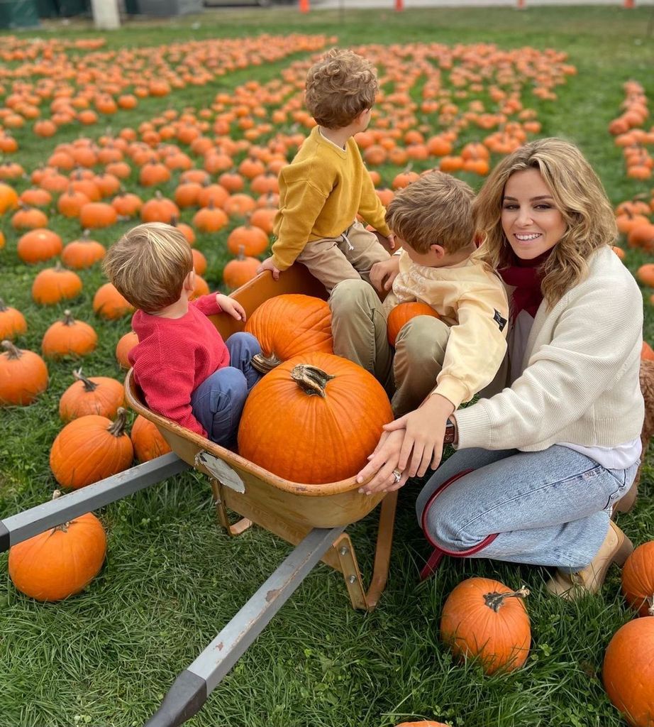 Plano medio de Alejandra Gere y sus hijos recogiendo calabazas