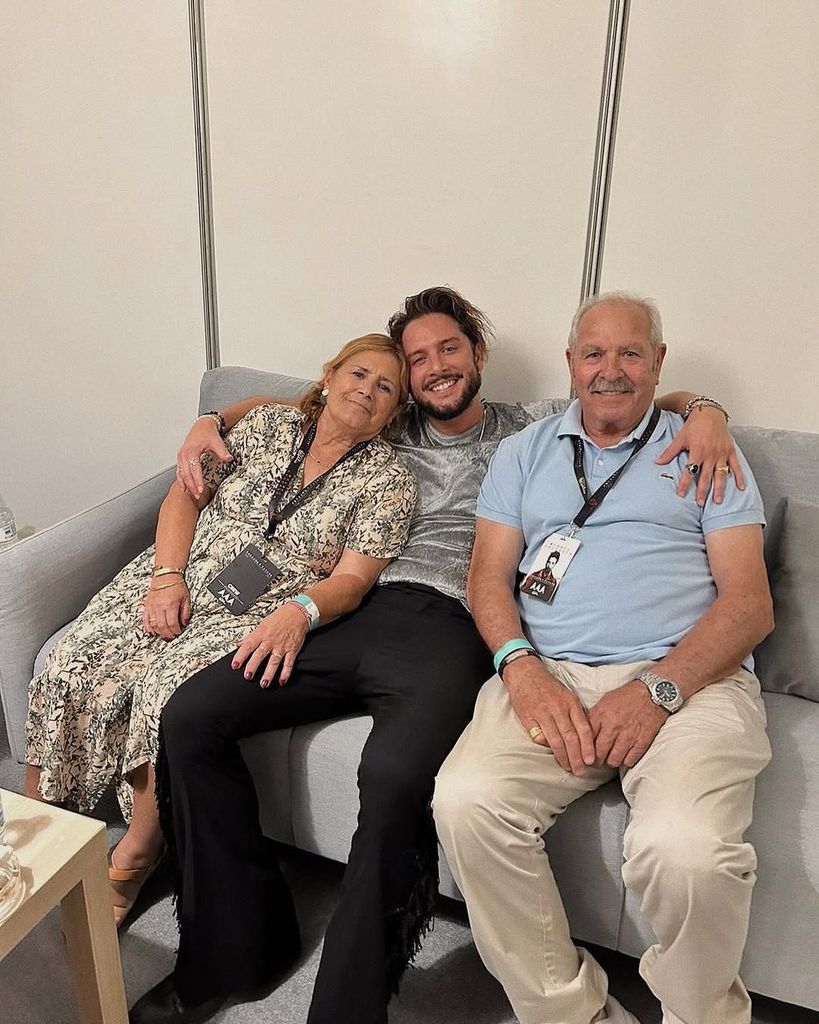 Manuel con sus padres