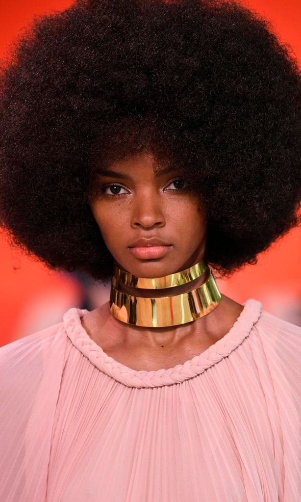 las gargantillas gruesas se incorporan a las tendencias de accesorios para el verano de 2020