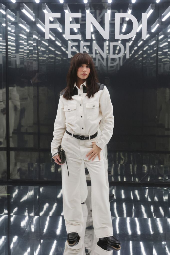 Aitana lució un look de inspiración western para el desfile de Fendi en Milán. 