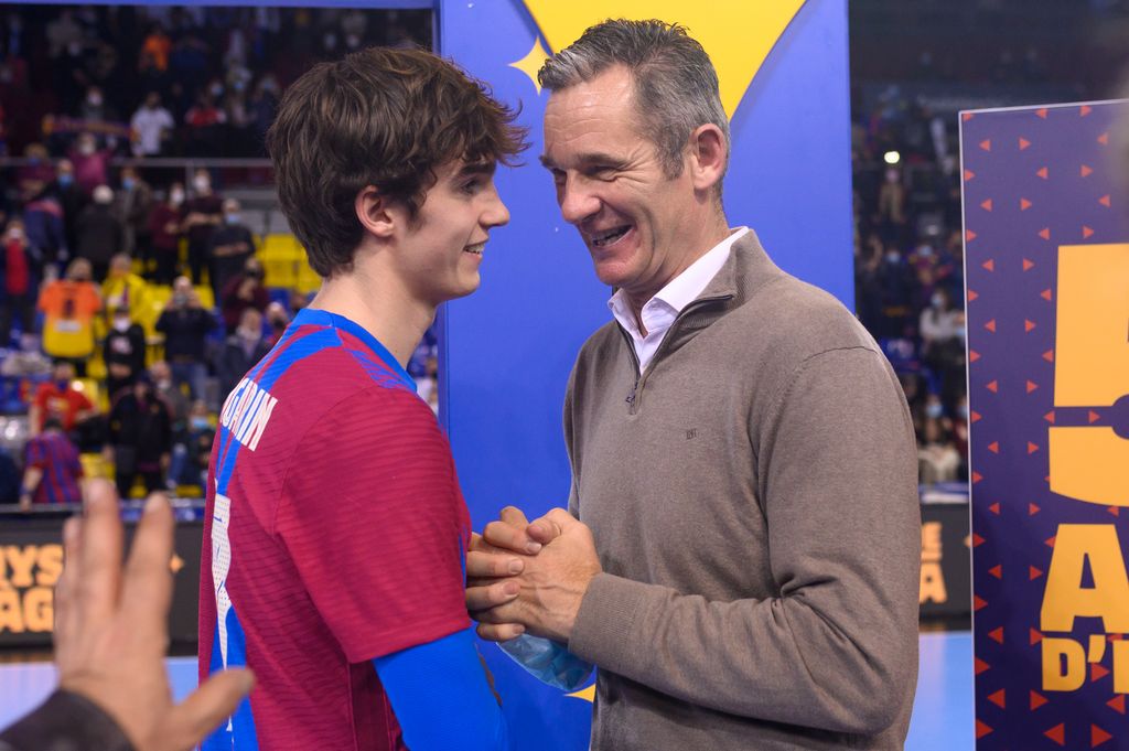Iñaki Urdangarin con su hijo Pablo en un partido de balonmano