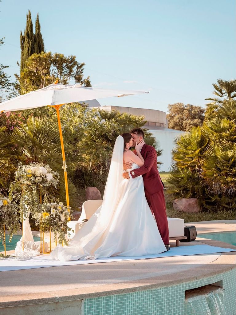 Israel Rodríguez y Teresa Bredenberg se funden en un beso tras convertirse en marido y mujer
