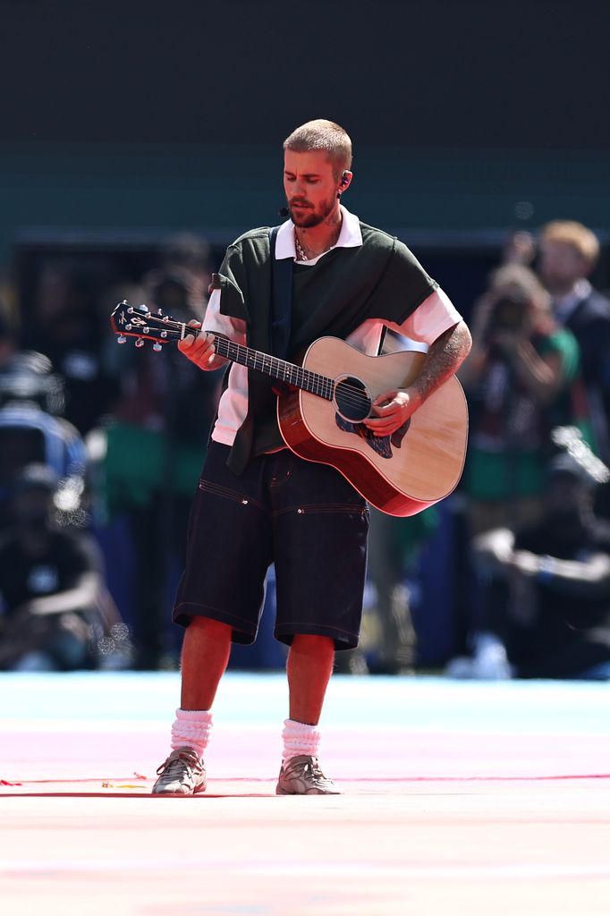 Justin Bieber cantando en el show de Medio Tiempo de la Final del Mundial 2026.