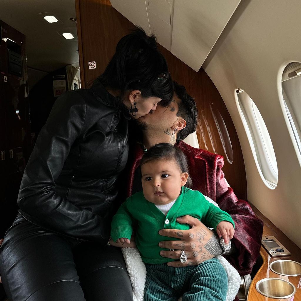 Christian Nodal y Cazzu con su hija Inti