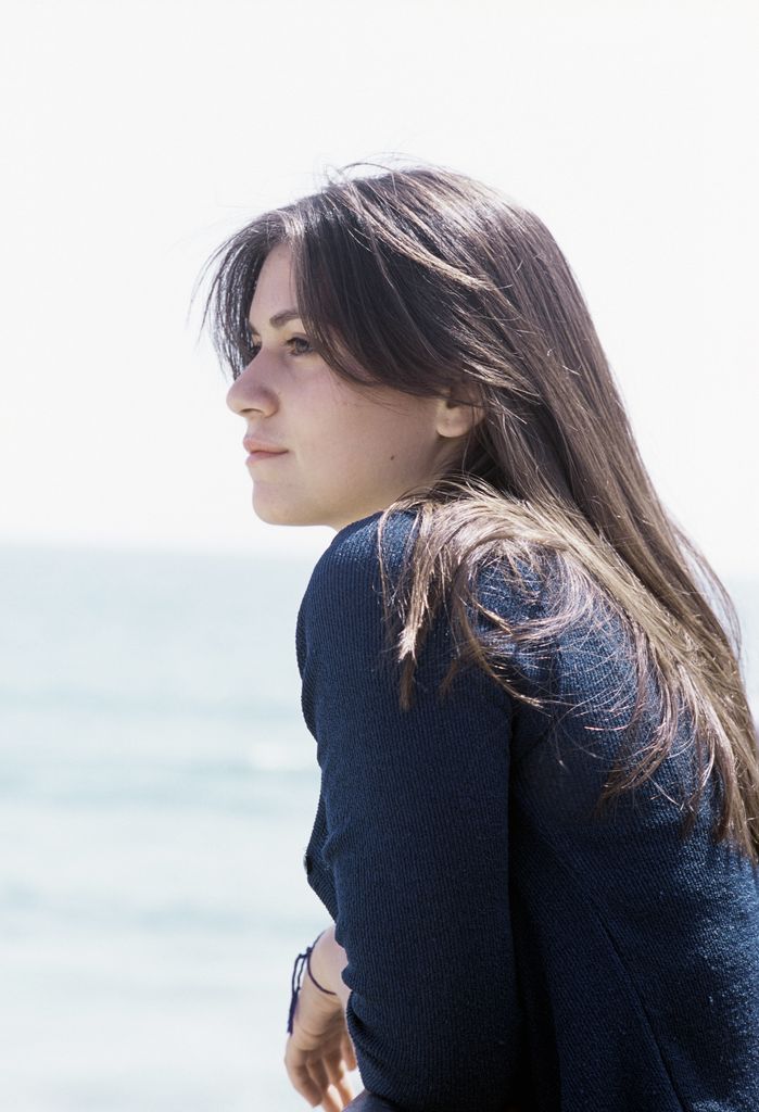 chica mirando horizonte