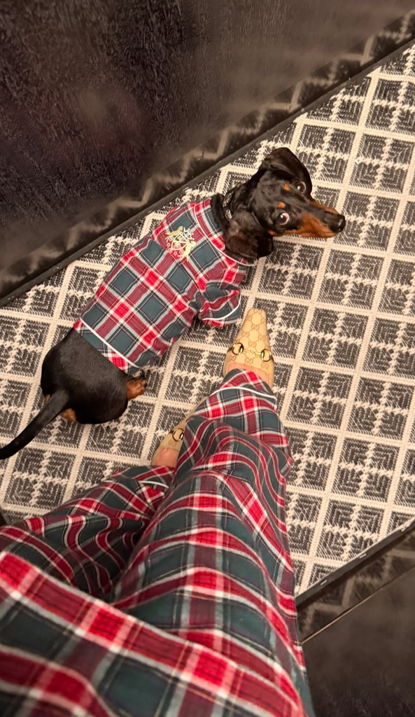 Marie-Chantal de Grecia con pijamas a juego con su perro