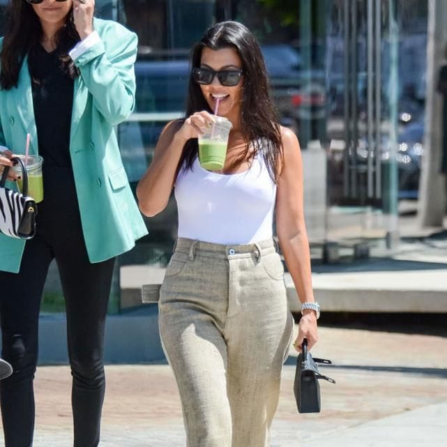Kourtney Kardashian con smoothie verde
