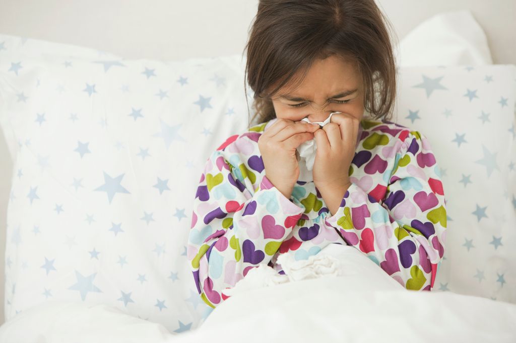 Niña con catarro en la cama