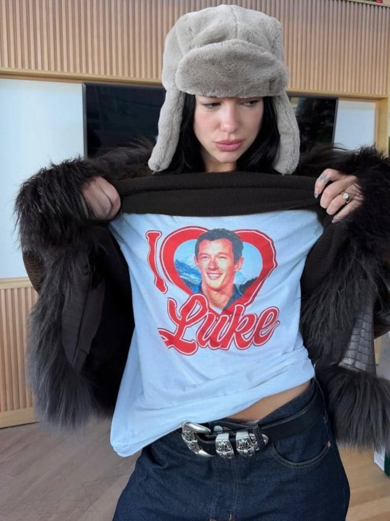 Dua Lipa y Lucía Bárcena, unidas por el abrigo Penny Lane que abriga en la ciudad y en la nieve