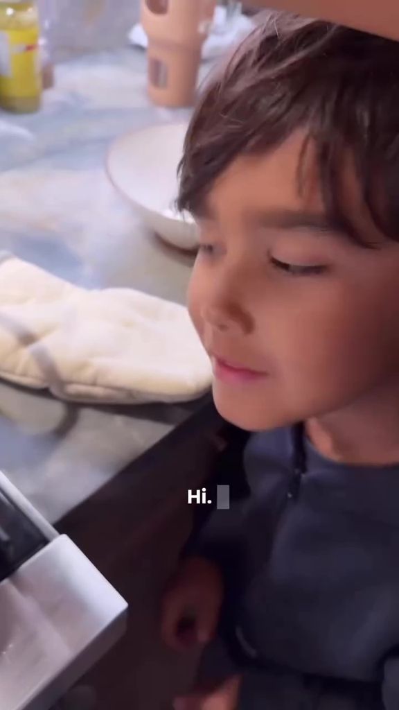 Hayes, el hijo menor de Jessica, hizo una breve aparición en el video de su mamá.