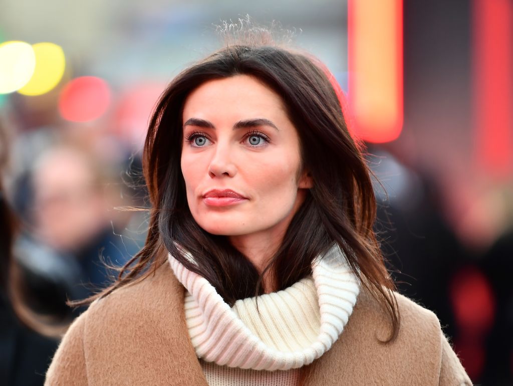 Los ojos azules de la modelo impresionan