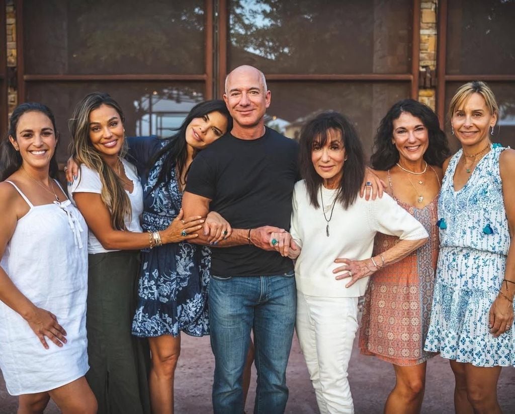 Jeff Bezos con las mujeres de su familia, entre ellas Lauren y su mamá Jacklyn.