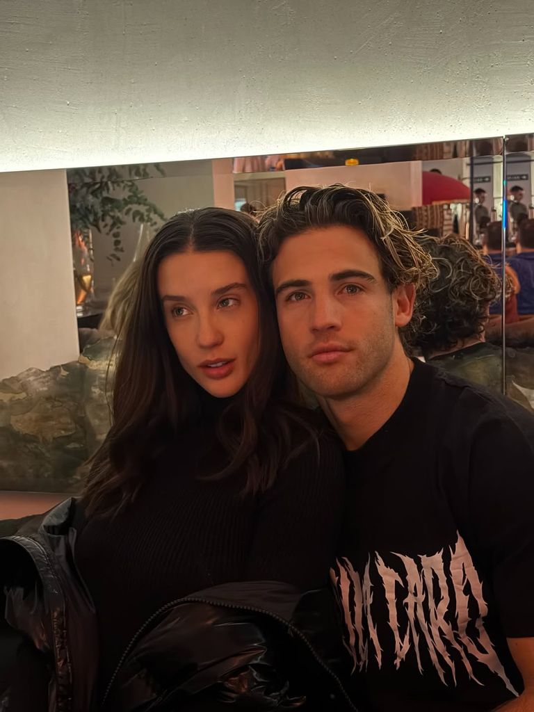María Pedraza junto a su pareja