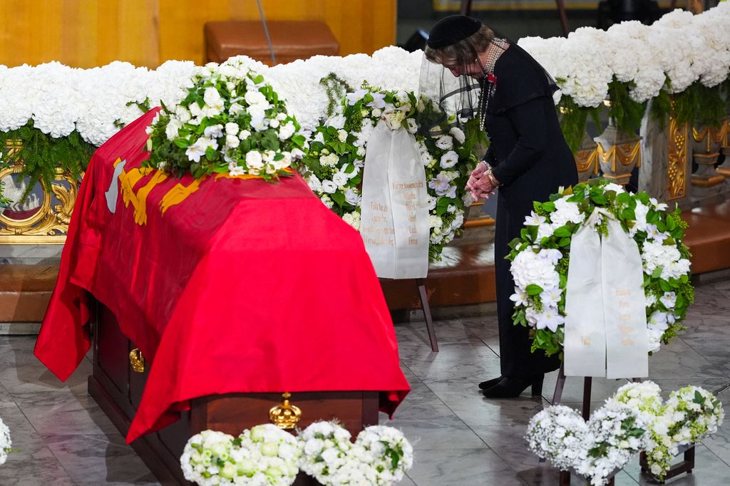 Sonia de Noruega ante el féretro de su esposo, el rey Harald