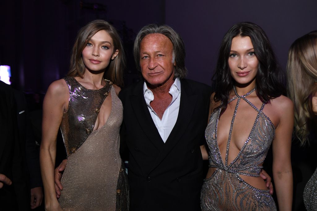 Gigi y Bella Hadid junto a su padre, Mohamed Hadid, quien recientemente ha sido confirmado como el progenitor de su hermana secreta, Aydan Nix