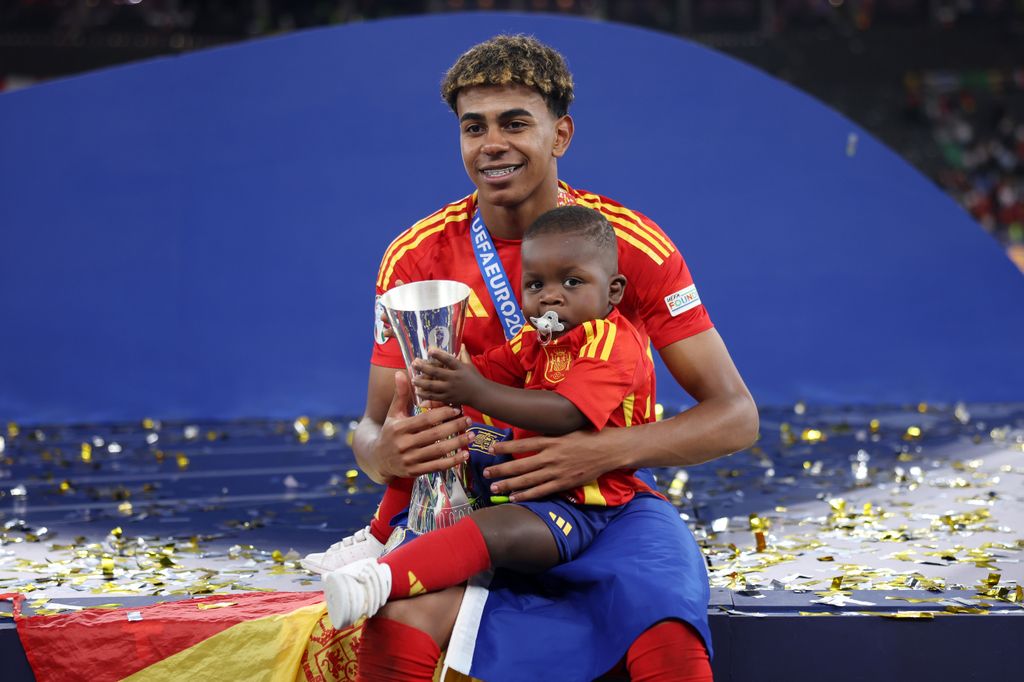 Lamine Yamal con su hermano en la final de la Eurocopa 2024