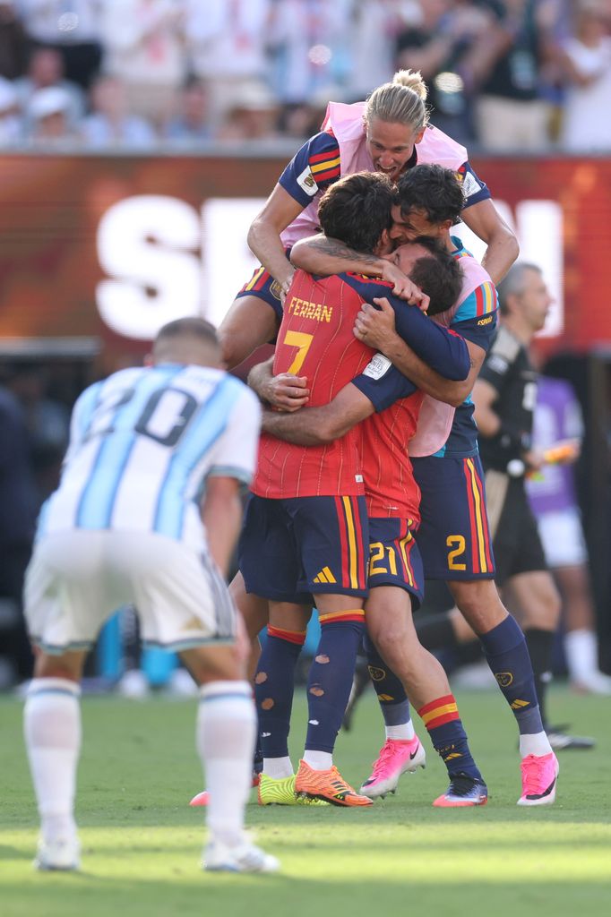 Ferran Torres #7, Mikel Oyarzabal #21, Marcos Llorente #5 y Marc Pubill #2 de España celebran el campeonato en la Copa del Mundo 2026.