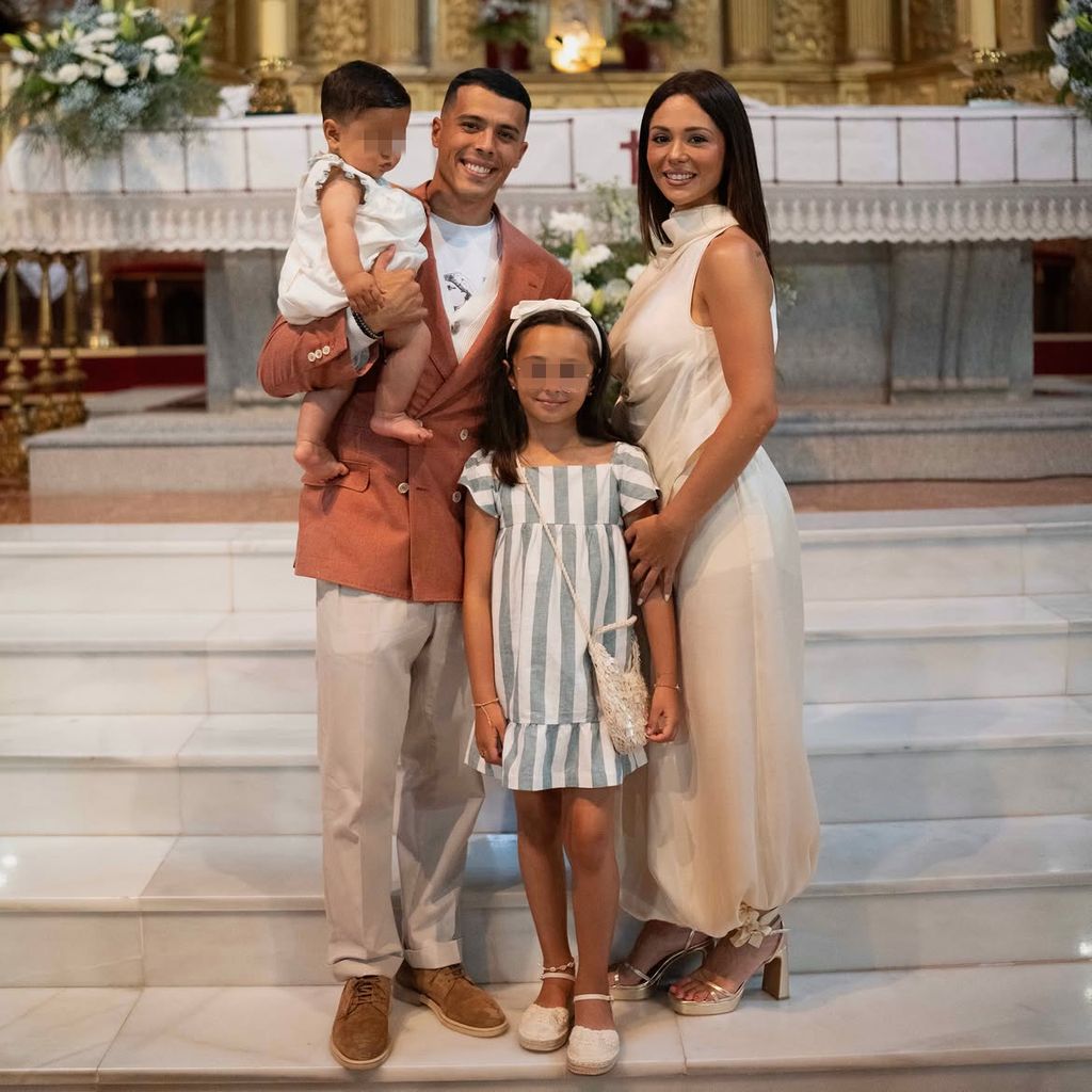 Pedro Porro posa junto a su pareja, María Hurtado, su hijo Pedro Jr. y Carla, la hija mayor de ella, con quienes ha formado una familia muy unida