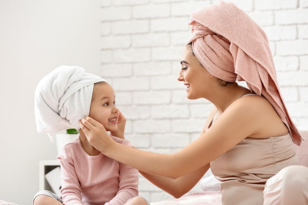 Madre e hija después de haberse lavado el pelo