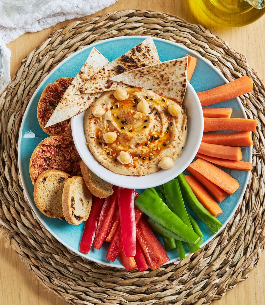 Puedes servir el hummus con pan de pita, tostas o crudités. 