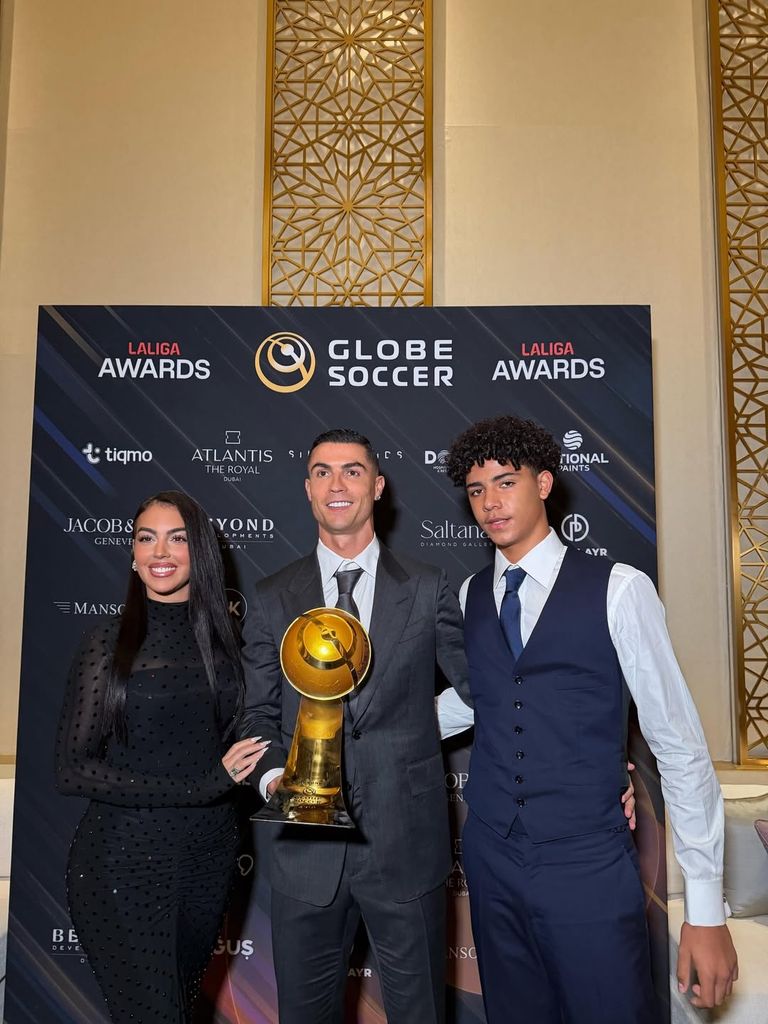 Georgina Rodríguez, Cristiano Ronaldo y Cristiano Ronaldo Jr. acudieron juntos a los Globe Soccer Awards 2025