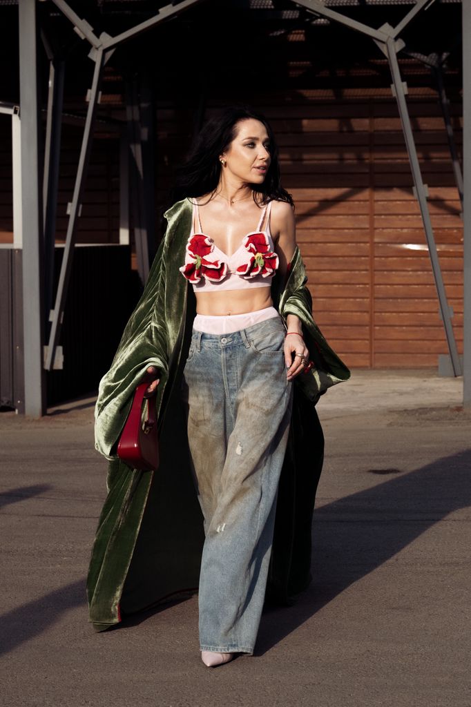 En el street style también se ha visto esta tendencia en la que se muestra el underwear de forma estratégica y sofisticada. 