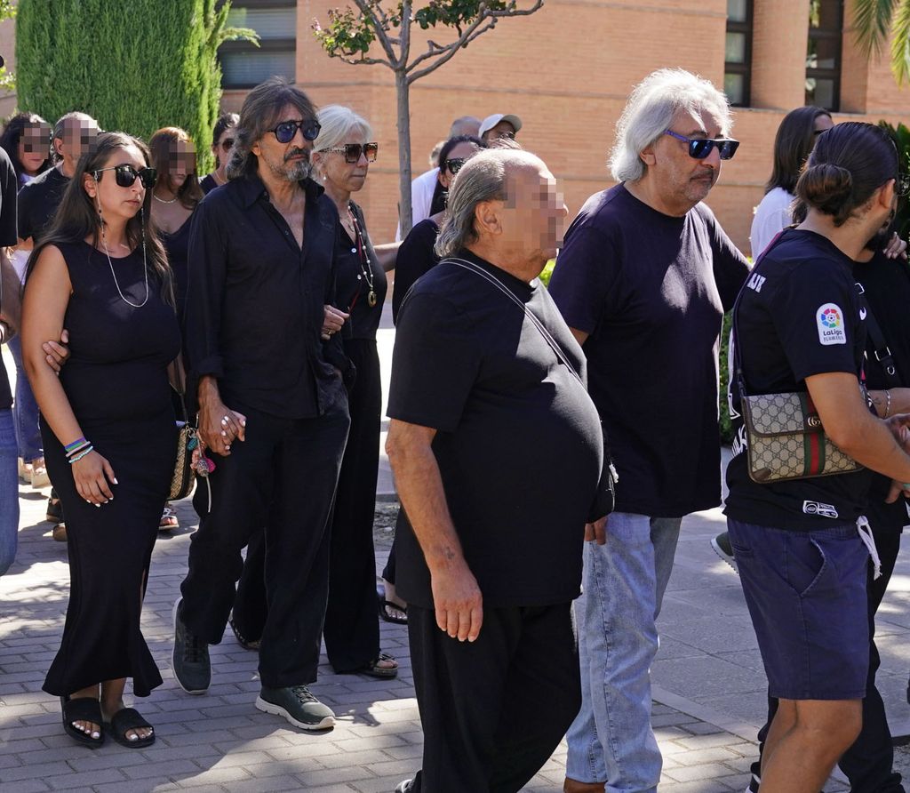 Antonio Carmona junto a su esposa Mariola Orellana despidiendo a Pepe Habichuela