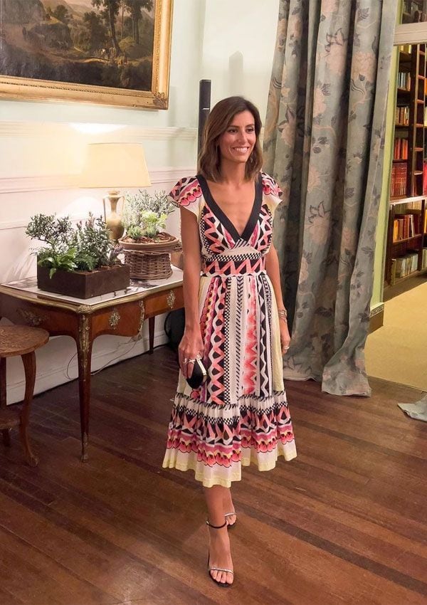 Ana Boyer estrena la primavera con un vestido estampado muy favorecedor