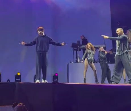 Valentino ha acompañado a Ricky Martin en algunos de los momentos más importantes de su carrera, compartiendo incluso escenario con su padre