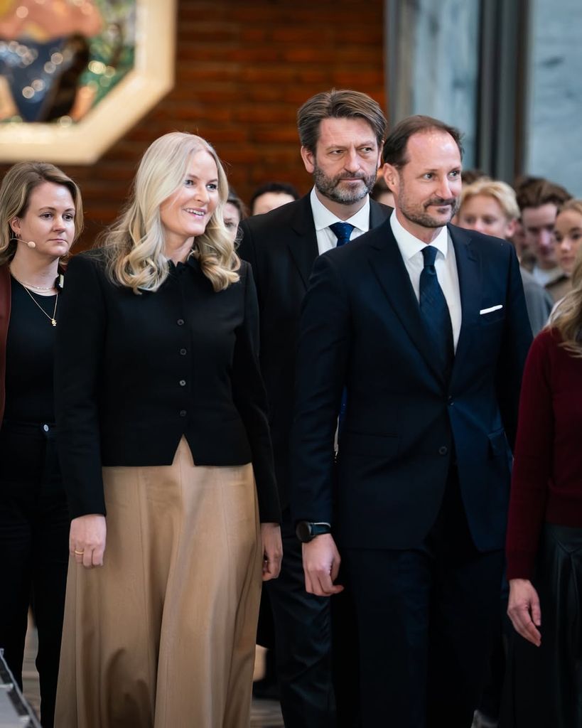 Mette-Marit reaparece tras sus complicaciones de salud junto al príncipe Haakon 