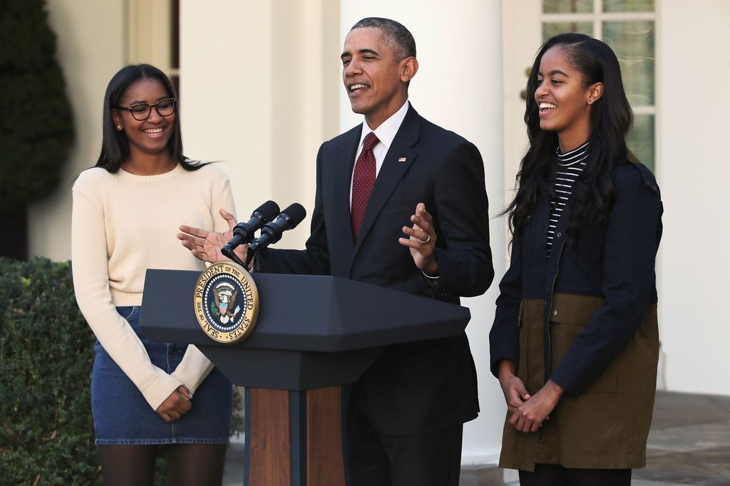 Barack cuando era presidente de los Estados Unidos con sus hijas, Sasha y Malia