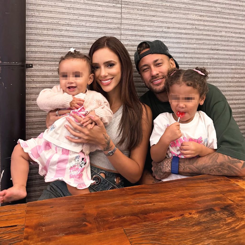 El matrimonio, con sus hijas
