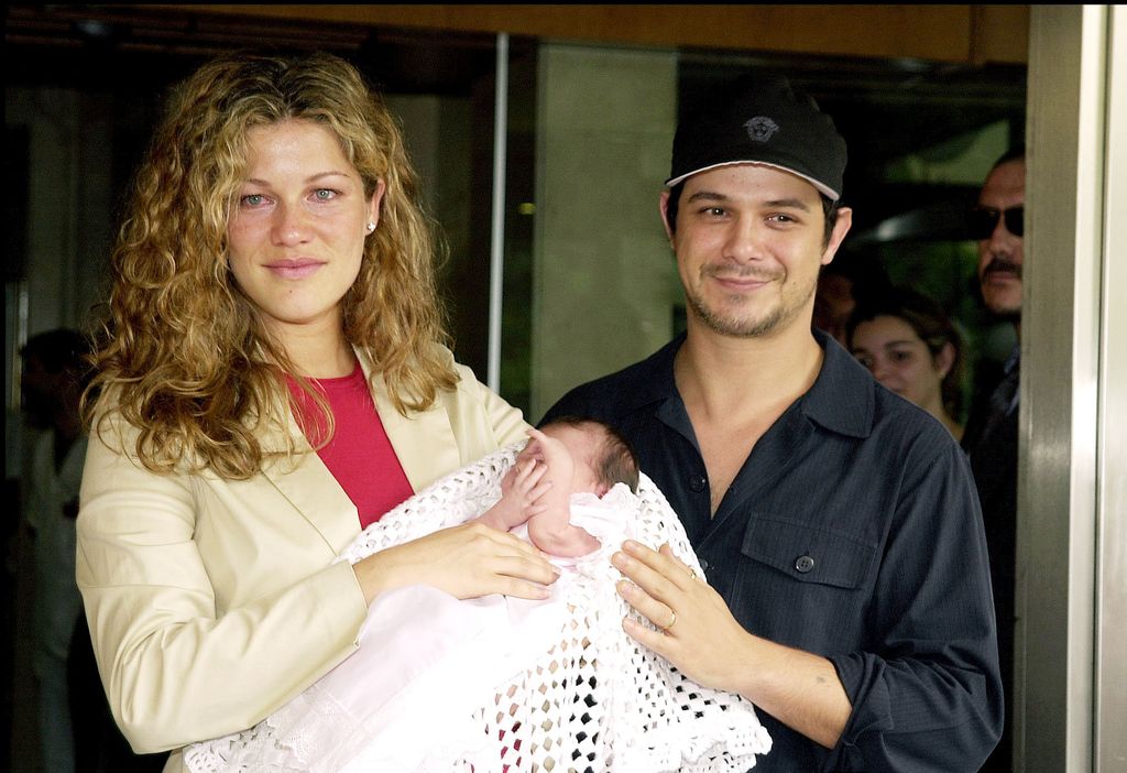 Alejandro Sanz y Jaydy Michel presentan a su hija Manuela en julio de 2001
