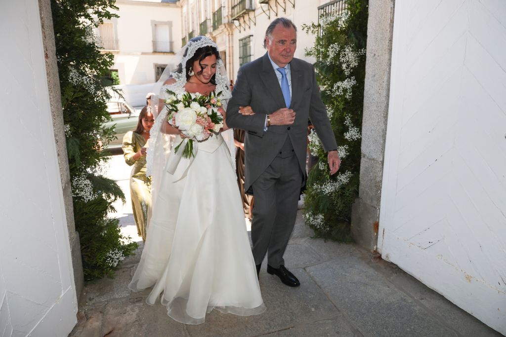 Marta García Obregón llegó del brazo de su padre, Juancho