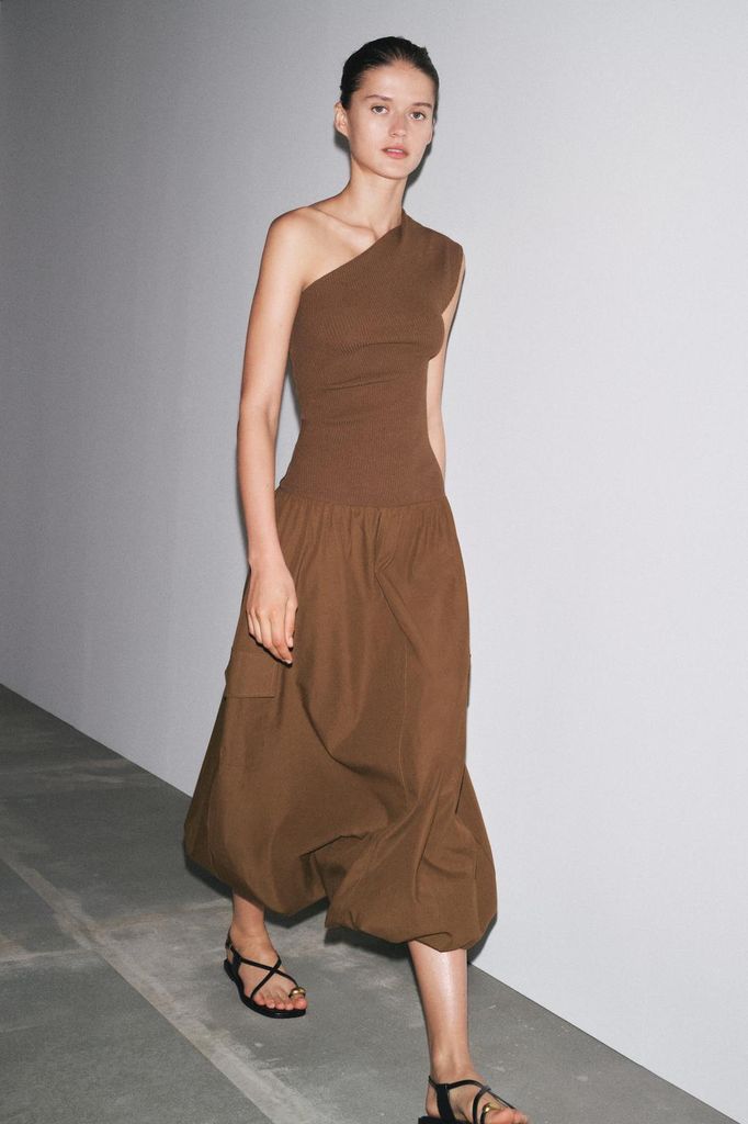 Vestido asimétrico con falda globo de Zara