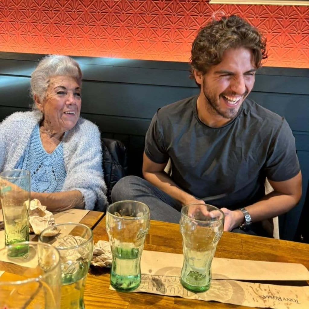 Maxi Iglesias con su abuela